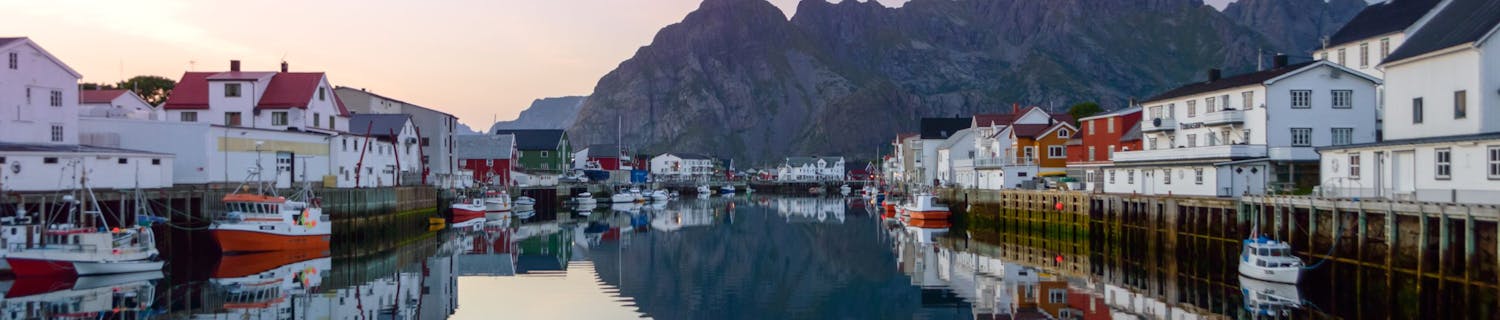 Solnedgång över Henningsvær i Norge